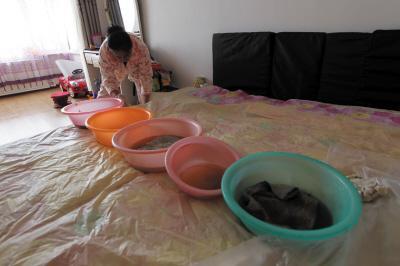 红原楼上漏水，住户失联，小区没物管，业主维权难！律师来支招……